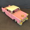 Vanha amerikkalainen metallinen auto (pinkki)
